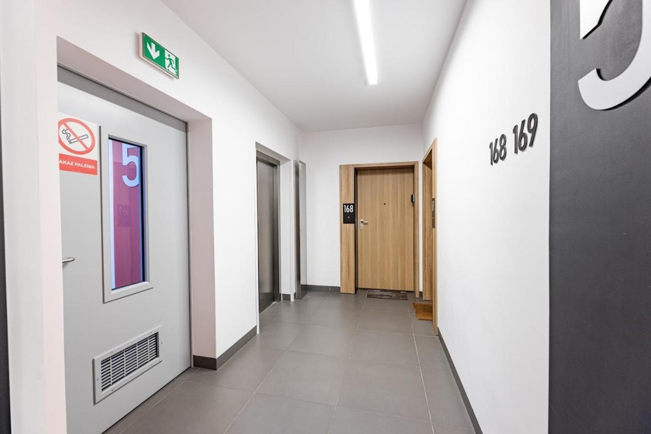 Fajny Apartament Z Parkingiem, Obok Metra. Warsaw Exterior photo